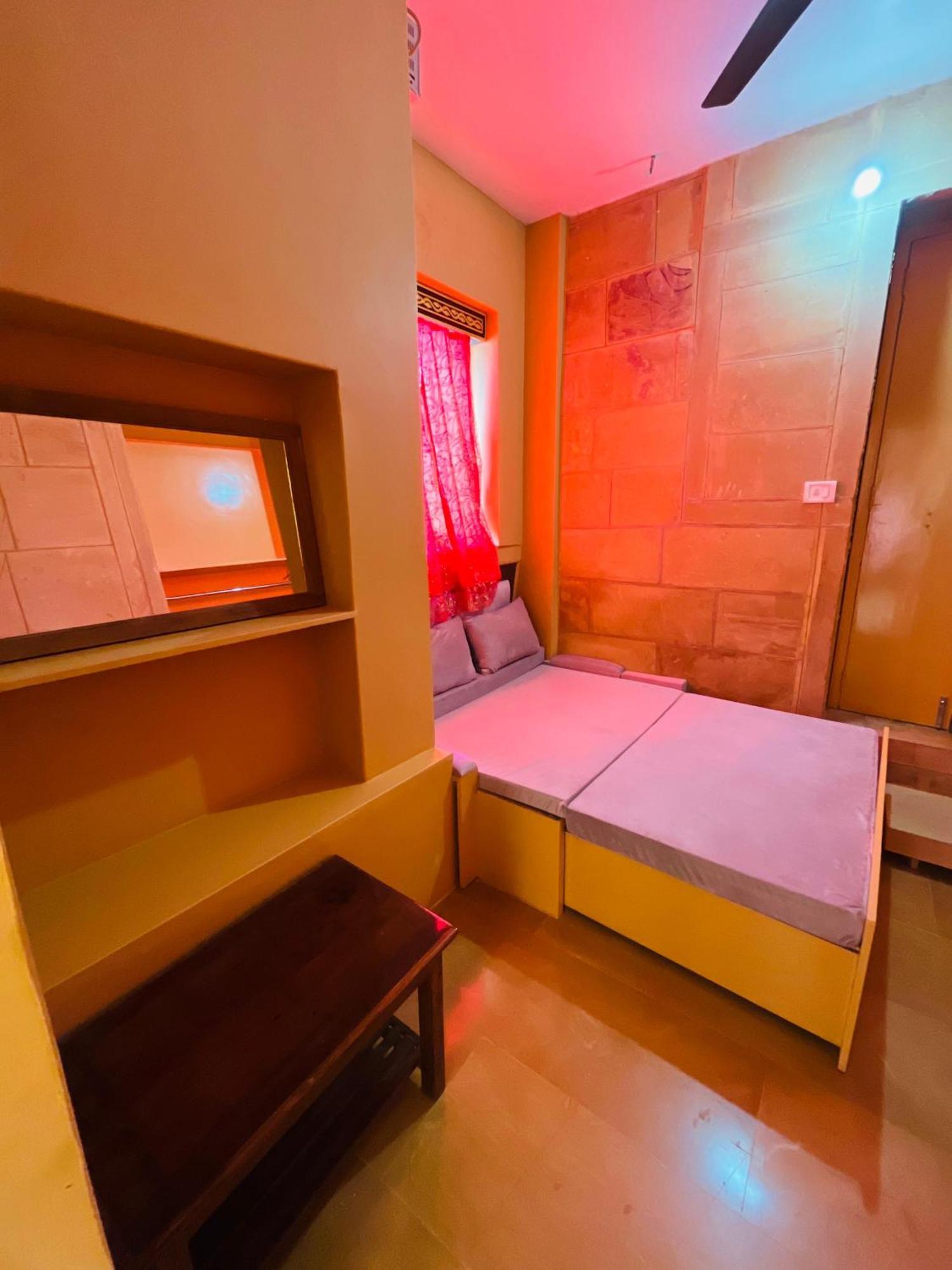 Mud Mirror Guesthouse Джайсалмер Екстериор снимка