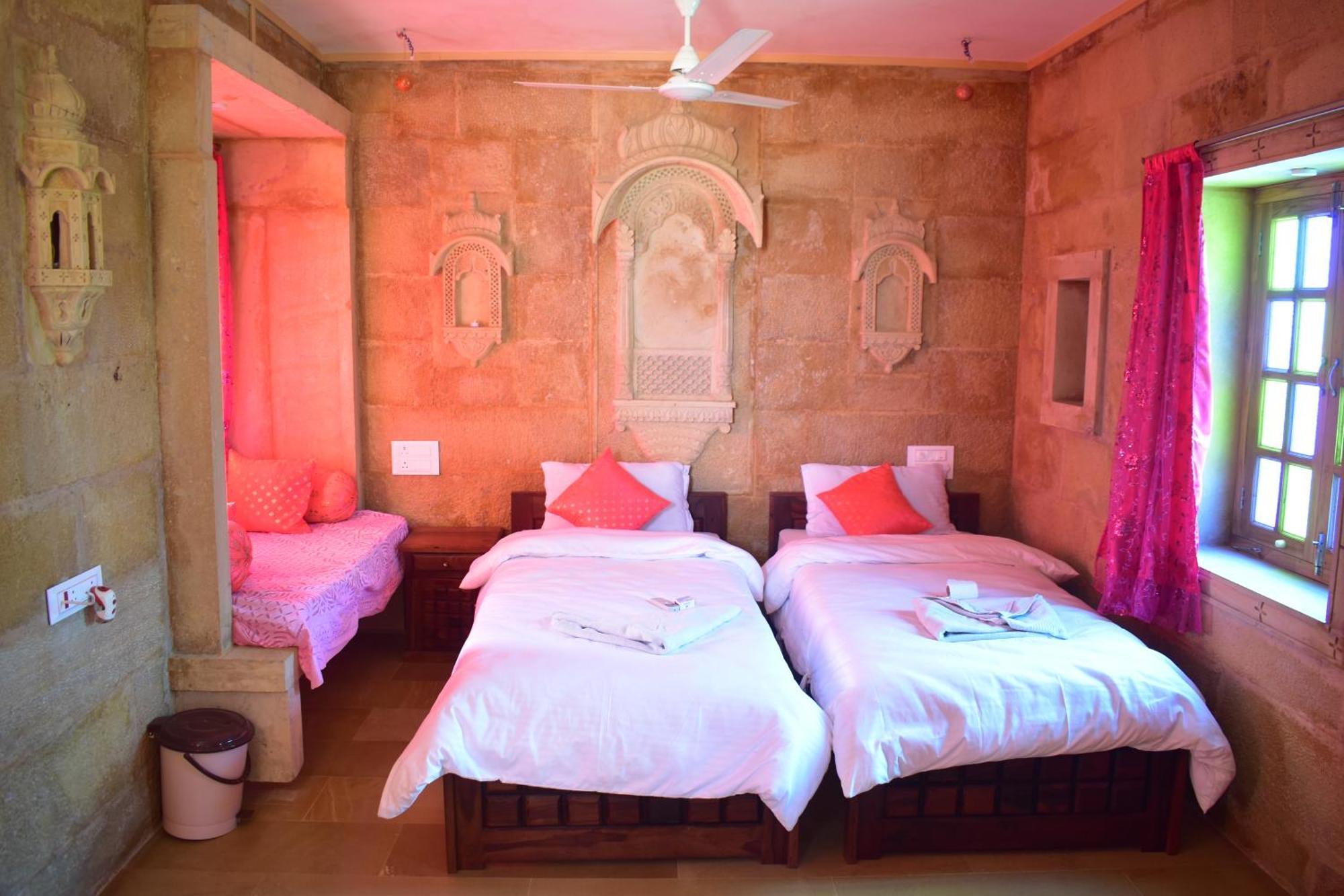 Mud Mirror Guesthouse Джайсалмер Екстериор снимка