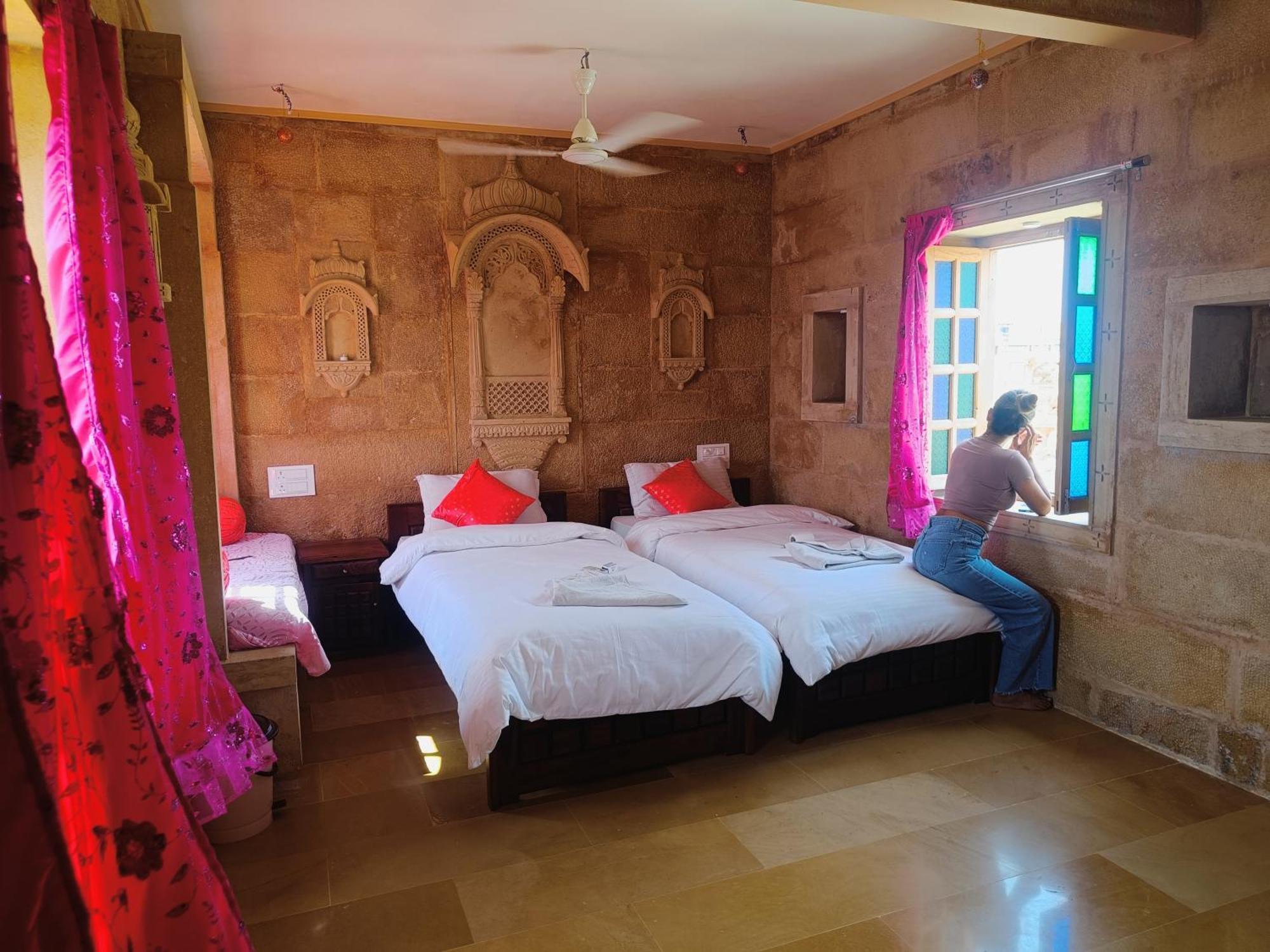Mud Mirror Guesthouse Джайсалмер Екстериор снимка