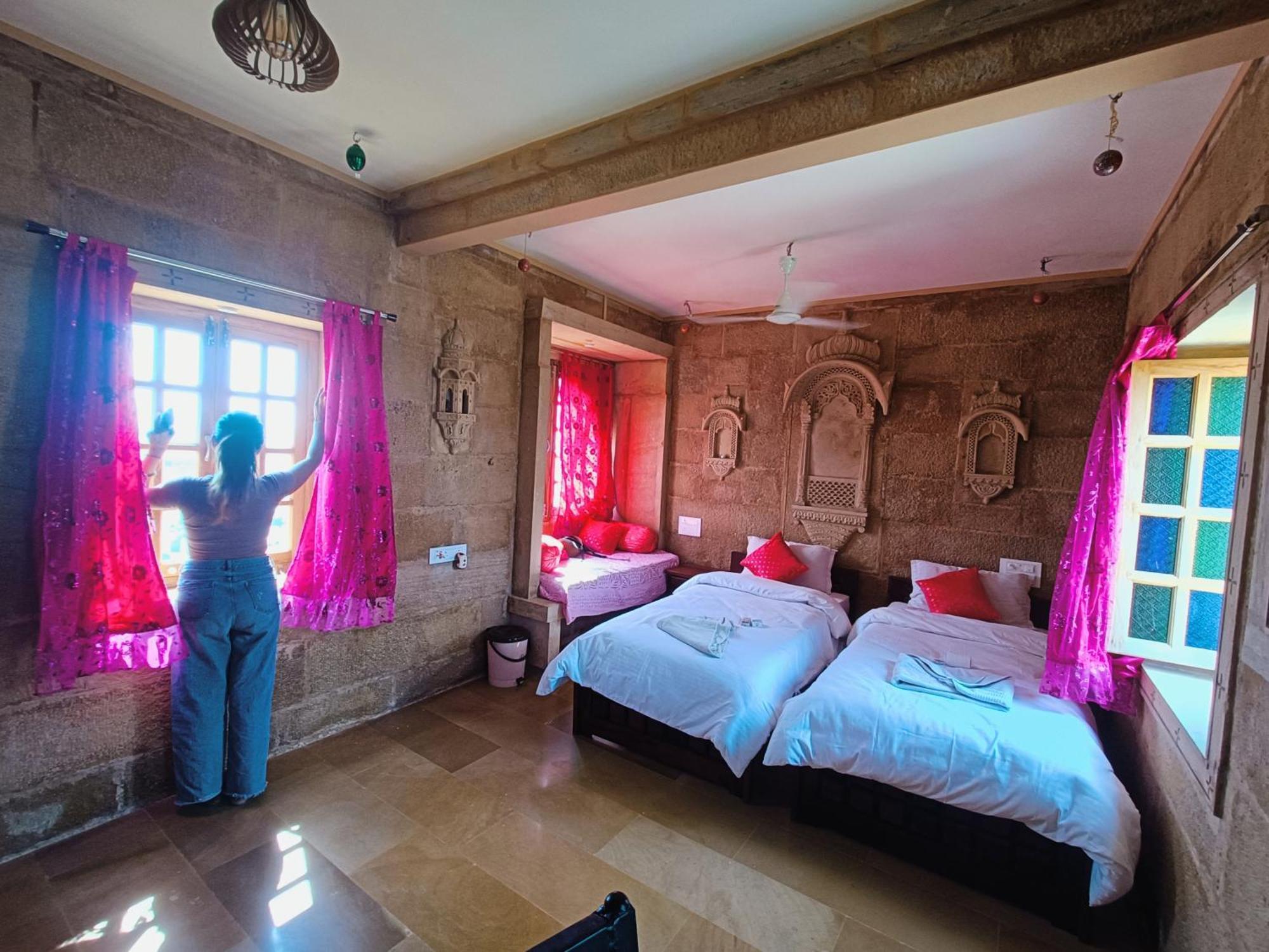 Mud Mirror Guesthouse Джайсалмер Екстериор снимка